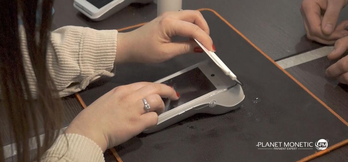 Films-de-protection-auto-cicatrisants-pour-terminaux-bancaires